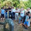 Steinerne Zeugen der Geschichte: Bei einer Führung auf dem Jüdischen Friedhof in Burgkunstadt erklärte Inge Goebel (Mitte), was es mit den schiefen Grabsteinen auf sich hat. FOTO: Tobias Hohner
