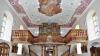 Blick zur Orgelempore: Der geschichtsträchtige Innenraum der Pfarrkirche St. Michael. Unter den restaurierten Kirchenbänken kamen die Archäologen der Geschichte des Kirchenbaus auf die Spur. FOTO: Ingrid Kohles