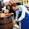 Mit einem Schlag des Holzschlegels ließ Bürgermeister Andreas Hügerich das Bier beim Korbmarkt sprudeln.