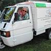 Jürgen Schug aus Mainroth in seinem „Spaßfahrzeug“, einer Vespa Ape. Für den langjährigen Sardinien-Urlauber symbolisiert das Rollermobil ein Stück Italien.