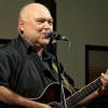Mit ihm und seinen Liedern lässt es sich lange gut aushalten: Wolfgang Buck. FOTO: Denise Burkhardt