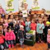So strahlen Gewinner: Die Weismainer Kindergarten- und Krippenkinder mit (v. re.) Diana Laubmann, Kindergartenleiterin Karin Vonbrunn, Katrin Rehe und (vorne, kniend) Julia Gack mit dem erhaltenen Zertifikat und der Plakette der „Aktion Wald!“.