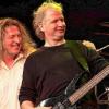 Die Bamberger Band „Wiedefake“ interpretiert die Songs von „Whitesnake“. Sänger Markus Spatz erinnert nicht nur stimmlich, sondern auch optisch an sein großes Vorbild David Coverdale. Das Foto zeigt ihn zusammen mit Keyboarder Harald Schuberth (hinten links) und Bassist Klaus Hader.