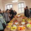 Groß war auch das Interesse an der umfangreichen Apfelausstellung des Pomologen Ewald Truckenbrodt aus Untersiemau. FOTO: Gerda Völk