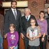 Im Kreise zahlreicher Gratulanten konnte der Neuenseer Gastwirt Karl Klemens seinen 90. Geburtstag feiern: (v. li.) Stefan Popp (Kulmbacher Brauerei), Zweiter Bürgermeister Dirk Rosenbauer, Jubilar Karl Klemns, Cornelia Hofmann (Gartenbauverein), Oswald Kremer (BLaskapelle Schwürbitz) und vorne die Enkelkinder Philine und Emily. FOTO: Klaus Gagel