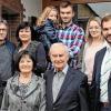 Zum 80.Geburtstag gratulierten Rudi Bayer (3. v. re.) seine Ehefrau Sieglinde, Zweiter Bürgermeister Dirk Rosenbauer (re.) und Pfarrer Matthias Hain (li.). Zu den ersten Gratulanten zählten Schwiegersohn Hartmut Glatzer mit Ehefrau Claudia, Enkel Dominik Glatzer mit Urenkelin Hanna und Ehefrau Jana.