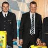 Übergabe des Schaumtrainers an die Feuerwehr Hochstadt (v. li.): 1. Kommandant Holger Herold, 2. Kommandant Matthias Fischer, Florian Ramsl von der Bayerischen Versicherungskammer, Kreisbandrat Timm Vogler und Landrat Christian Meißner.