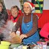 „Galette de blé noir“ – eine leckere Spezialität aus ihrer Heimat servierten Anne-Marie Audren (3. v. li.) und ihre Helfer aus der französischen Partnerstadt Quéven. Während ihres Aufenthalts am Obermain werden sie von den Mitgliedern der Deutsch-Französischen Gesellschaft um Gabi und Reinhard Huber (li.) betreut.