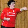 Die Staffelsteinerin Gertrud Potzel wehrt einen Ball ab.