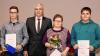 Bürgermeister Bernhard Storath würdigte im Rahmen einer kleinen Sportlerehrung erfolgreichen Athleten aus der Marktgemeinde. Lukas Lorber, Sonja Schmitt (kam für Tochter Sonja) und Henrik Schmitt nahmen Urkunden entgegen. Es fehlt außerdem Philipp Gräb als weiterer Geehrter. FOTOs:  Mario deller