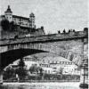 Robert Winkler dokumentiert seinen 1000. geschwommenen Stromkilometer: im Main bei Würzburger mit der Ludwigsbrücke und der Festung Marienberg im Hintergrund.