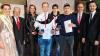 Glückwünsche für die Inhaber der Sportmedaille: (v. li.): Korbstadtkönigen Maria I., Dritter Bürgermeister Winfried Weinbeer, Zweite Bürgermeisterin Sabine Rißener, Florian Sonntag, Dominik Vetter (Trainingspartner), Sascha Rosenstock, Landrat Christian Meißner und Erster Bürgermeister Andreas Hügerich.