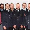 Der neu gewählte Kommandant Matthias Brückner (5. v. re.) und sein Stellvertreter Marcel Schorch (3. v. re.) konnten die Glückwünsche ihrer Vorgänger Michael Kosok (5. v. li.) und Manfred Geißendörfer (4. v. re.), des Bürgermeisters Andreas Hügerich (2. v. re.), von Peter Zillig (li.) und Jasmin Barnickel (re.), beide Stadtverwaltung, des heimischen Stadtrats Siegbert Koch (Mitte), sowie der Feuerwehrreferenten Otto Dinkel und Roland Lowig (2. u. 3. v. li.), entgegennehmen.FOTO: Alfred Thieret