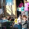 Freude über Kleiderspenden: In ärmlichen Verhältnissen und dürftigen Behausungen leben zahlreiche Roma-Familien in Velky Blh im Süden der Slowakei.