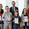 Die Jury mit den Teilnehmern des Vorlesewettbewerbs: (hinten, v. li.) Birgit Böhm, Pfaff Buchhandlung Michelau; Andreas Hügerich, Bürgermeister Lichtenfels;  Annette Körber, Obermain Tagblatt; (vorne, v. li.) Dennis Allerdings (Mittelschule Redwitz), Michael Schmidt (Mittelschule Staffelstein), Maximilian Spitzenpfeil (Gymnasium Lichtenfels) und die Siegerin Celina Wunner (Gymnasium Burgkunstadt).