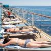 Kreuzfahrtgäste genießen hier an Bord eines Kreuzfahrtschiffes die Sonne  auf dem Sonnendeck auf dem Weg von Gibraltar nach Ibiza. Das Reisen mit Ozeanriesen ist in. Es reizt auch die Menschen vom Obermain. FOTO: Christian Charisius/dpa