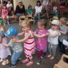 Die Raupe Ursula fraß viel Obst und Grünzeug und wurde so immer größer, zeigten die Kinder spielerisch.