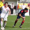 Michael Schütz (links) vom TSV Weißenbrunn treibt den Ball durchs Mittelfeld. Özgür Atik vom SCW Obermain versucht zu stören. Im Hintergrund wird die Szene vom sicher leitenden Schiedsrichter Andreas Voll (TSV Kleukheim) beobachtet.Foto: Andreas Schmitt