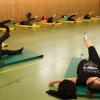 Daniela Hempfling – Kaiser mit ihren Teilnehmern am Faszientraining. Faszientraining beschreibt eine bewegungstherapeutische oder sportliche Trainingsmethode zur gezielten Förderung der Eigenschaften des muskulären Bindegewebes, der Faszien. FOTO Hartmut Klamm