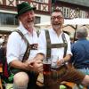 Zwei Originale in originaler Tracht: Hans Klotz und Harald Konietzko beim gemeinsamen Besuch des Bierbrauerfestes.