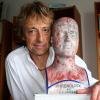 Den Gefühlen seiner Figuren geht der Lichtenfelser Krimi-Autor Volker Backert in seinen Romanen auf den Grund. Wo Gefühle im Hirn verortet werden können, zeigt ein phrenologischer Kopf, der sein Wohnzimmer schmückt. Im neuesten Roman ziert er den Schreibtisch eines wissenschaftlichen Gutachters.