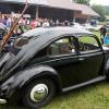 Aus den 1950-er Jahren: Der VW Käfer ist für den Winterurlaub reisefertig.