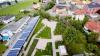Wie ein Park: Blick vom Burgkunstadter Baur-Hochhaus auf den neugestalteten Außenbereich. Solarzellen wurden auf den Carports installiert (li.)