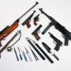 Im Rahmen der von der Staatsanwaltschaft Coburg beantragten Durchsuchung stellten die Ermittler zahlreiche Gas- und Luftdruckwaffen, verbotene Hieb- und Stoßwaffen sowie Bargeld in Höhe von mehreren Tausend Euro sicher.
