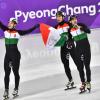 Die Ungarn feiern den Sieg in der Shorttrack-Staffel.