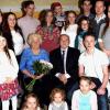 Gisela und Manfred Gärtner feierten tatsächlich ihre „Steinerne Hochzeit“ im gleichnamigen Gasthaus auf dem Kordigast. Im Bild die Jubilare mit den Enkeln und Urenkeln.