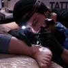 Der Halbitaliener Alessandro ist der neueste Zugang im Bamberger Tattoo-Studio „Zur Sonne“. Hier sticht er Andrea ein Fußkettchen. FOTOS: Andreas Thamm