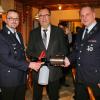 Zur Hauptversammlung der Freiwilligen Feuerwehr überreichte Bürgermeister Jürgen Kohmann mit Stadtkommandant Stefan Liebl ein Schnellangriff-Schaumrohr AWG Venturi S/M 75 C stellvertretend an den Kommandant Thomas Schwarz. Mit diesem Schnellangriff-Schaumrohr sollen künftig alle Löschfahrzeuge der Feuerwehren mit Atemschutz im Stadtgebiet ausgerüstet werden. „Dies ist ein Ausrüstungsgegenstand, der zur Vereinheitlichung der Arbeitsweisen aller Atemschutzfeuerwehren des Stadtgebietes beiträgt“, so der Stadtkommandant bei der Übergabe. Bauartbedingt in Form eines Hohlstrahlrohres, einem Schaumrohraufsatz und zwei Liter Schaumbehälter kann dieses Stahlrohr einsatzbereit an einem C-Schlauch angeschlossen und für Kleinbrände eingesetzt werden. Ein aufwändiger Aufbau der Schaumausrüstung entfällt.
