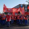 Zu einem einstündigen Warnstreik kam es am Montag bei Lapp Insulators. Aufgerufen hatte die IG Metall Coburg. Das Redwitzer Werk soll im Herbst diesen Jahres geschlossen werden. Die Mitarbeiter kämpfen um einen Sozialplan (das OT berichtete). Der Streik galt aber der Rückkehr in den Flächentarif. Derzeit gilt ein Haustarifvertrag. „Der Haustarifvertrag wurde bereits vor Jahren zur Standort- und Arbeitsplatzsicherung abgeschlossen. Durch die anstehende Schließung erübrigen sich die Zugeständnisse der Arbeitnehmer. Ein weiter bestehender Haustarif würde sich auch negativ auf die Abfindungen und Sozialleistungen auswirken“, erklärt Andreas Singendonk, IG-Metall-Gewerkschaftssekretär, gegenüber dieser Redaktion.