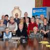 Am Freitagabend schüttete Fortuna im Michelauer Rathaus ihr Füllhorn aus. Das Bild zeigt die glücklichen Gewinner der Treuepassaktion des Michelauer Einkaufkorbs zusammen mit einigen Geschäftsinhabern und Bürgermeister Helmut Fischer.