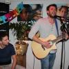 Mit spritzigem Akustik-Pop begeisterte Sänger und Gitarrist Sebastian Descartes. Paul Kretschmer aus Bayreuth begleitete ihn an der „Kistentrommel“ Cajon.