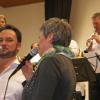 „Kannst du Knödel kochen?“ sang Dieter Zapf zusammen Hildegard Hammel (Bild) und Tochter Jasmin, während Musikfreund Wilfried Rösch die Dirigentenfunktion übernahm.FOTOS: Mario Deller
