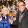 Mit einem Gläschen Sekt stieß Bürgermeister Jürgen Kohmann mit dem Geburtstagskind Margot Heinrich am Jubeltag an.