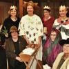 Ein Theaterstück stand im Mittelpunkt der Weihnachtsfeier im Friedrich-Baur-Seniorenzentrum Sankt Kunigund. Als „Schauspieler“ versuchten sich (stehend, v. re.) Pflegedienstleiterin Dalibovka Balac, Einrichtungsleiterin Gabriele Händel, Ergotherapeutin Karina Schmitt und Sabine Heer von der Verwaltung sowie (kniend, v. re.) die Betreuungskräfte Roswitha Tremel, Irene Holhut und Amanda Hanke vom Sozialen Dienst und Ute Barnickel von der Hauswirtschaft.