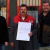 Für seine jahrzehntelange Mitarbeit bei der Firma MassivBau dankten Nikolaus Kunzelmann (Mitte) der Inhaber Martin Schramm (re.) und Geschäftsführer Rico Schneider.FOTO: red