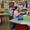 Geschäftiges Treiben statt des früher üblichen Frontalunterrichts herrschte bei der 1. Klasse bei der gemeinsamen Suche nach Wörtern mit „ie“, Klassenleiterin Susi Krauß greift bei Bedarf helfend ein.FOTO: Ingrid Kohles