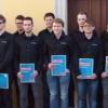 Handwerkskammervizepräsident Matthias Grassmann, Landrat Christian Meißner (von links), der Lichtenfelser Bürgermeister Andreas Hügerich, der Michelauer Bürgermeister Helmut Fischer, Kreishandwerksmeister Mathias Söllner (von re.) und Obermeister Frank Wagner (5. v. re.) gratulierten den frisch gebackenen Gesellen zur bestandenen Prüfung.FOTOS: Alfred Thieret