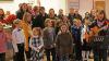 Dass hinter dem musikalischen Engagement der Kinder auch immer die Familien stehen, vermittelte die Darbietung des Chorals „Alle Jahre wieder“, zu dem sich die Familien zusammen mit Angelika Geyer (re.) vor dem Altarraum versammelten. Fotos: Matthias Schneider