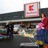 Einkaufserlebnis: Helga Schober und ihre Tochter Matilda aus Ebensfeld nutzten einen Besuch in Lichtenfels, um im neugestalteten Kaufland zu shoppen. FOTOS: Gerhard Herrmann