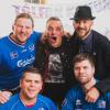 Der Fanclub der isländischen Nationalmannschaft möchte, dass die Gruppe „Radspitz“ bei der WM in Russland ein Konzert gibt. Das Foto zeigt Klaus Pfreundner (3. v. li.) zusammen mit der Fanclubleitung mit (v. li.) Kristinn Hallur Jonsson, Sveinn Asgeirsson,  Fridgeir Bergsteinsson und Benjamin Hallbjörnsson. FOTO: red