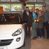 Übergabe des Opel Adam Jam als Hauptgewinn der Korbmarkt-Verlosung: (v. li) Citymanager Steffen Hofmann, Ralf Brudöhl, Treffpunkt-Vorstandsmitglied Jutta Glätzer, Birgitt Brudöhl, Jörg Opitz und Filialleiter Dominic Steiner vom Autohaus Staffel. FOTO: Alfred Thieret