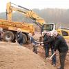 Auf Basis der Teilbaugenehmigung erfolgte am Standort Untermerzbach der Spatenstich für die Produktionshalle mit Logistikanbindung: (v. li.): Julia Schultheiß und Martin Menzl (Angermüller Bau), Adelbert Förtsch, Stephan Rösler, Armin Hanff, Bürgermeister Helmut Dietz.