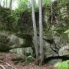 Zwischen hohen Felsen mit interessanten Formationen führt die kleine Runde bei Eichig durch den Wald. FOTOS: Günter Reinlein
