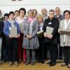Wertvolle Altarbibeln mit einer persönlichen Widmung überreichte die Regionalbischöfin an die Vertreter aller Kirchengemeinden im Dekanat Michelau.