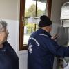 Ehepaar Ender aus Wolfsloch kauft gern frische Milch aus dem Automaten der Milchtankstelle am Bauernhof von Bernd Schnapp in Hochstadt. FOTOs: Andreas Welz