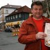 Die Initiative zur Ausrichtung eines kleinen Weihnachtsmarkts hat Heinz Petterich ergriffen. Für Adventsstimmung am Plan wollen der Vorsitzende des FC Burgkunstadt und Günther Willaschek von der dortigen Bäckerei sorgen. FOTO: Gerhard Herrmann